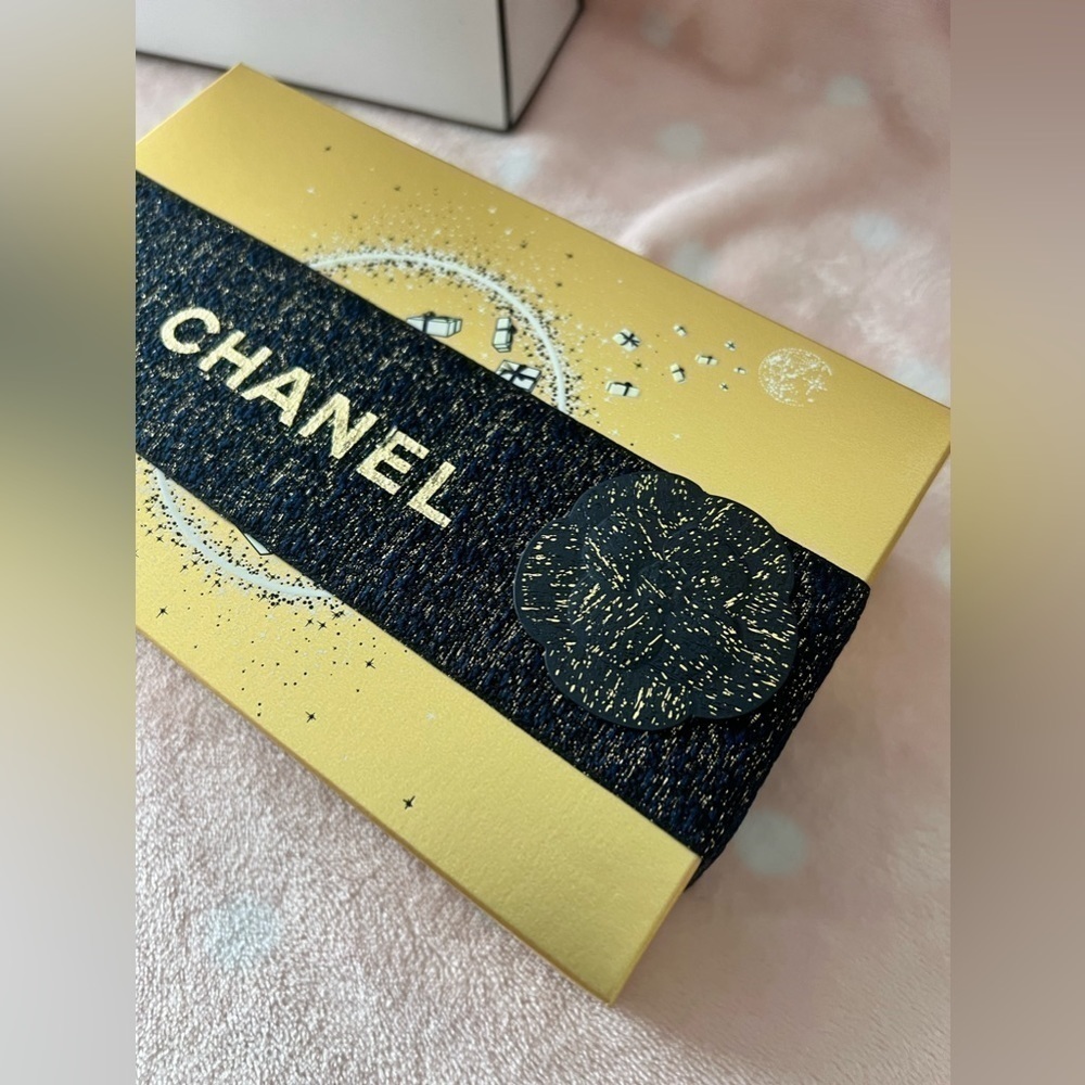 CHANEL• Eye Essential Set Holiday Gift set - Picture 11 of 11